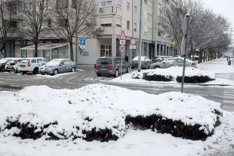 Zagreb se probudio pod bijelim pokrivačem. Snježne pahulje lepr&scaron;ale su cijelu noć