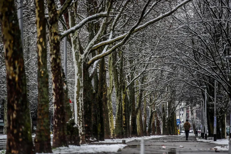 Zagreb se probudio pod bijelim pokrivačem. Snježne pahulje lepr&scaron;ale su cijelu noć