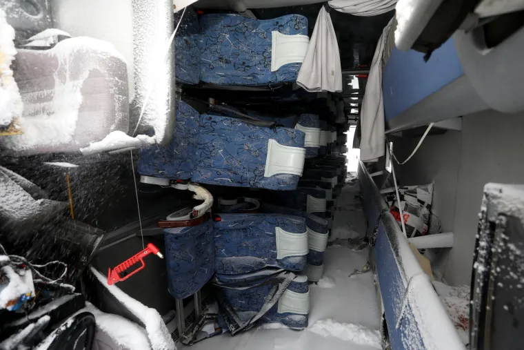 Pojavile se jezive fotografije s mjesta strašne prometne nesreće, autobus je dosta smrskan, a snimljena je i njegova unutrašnjost
