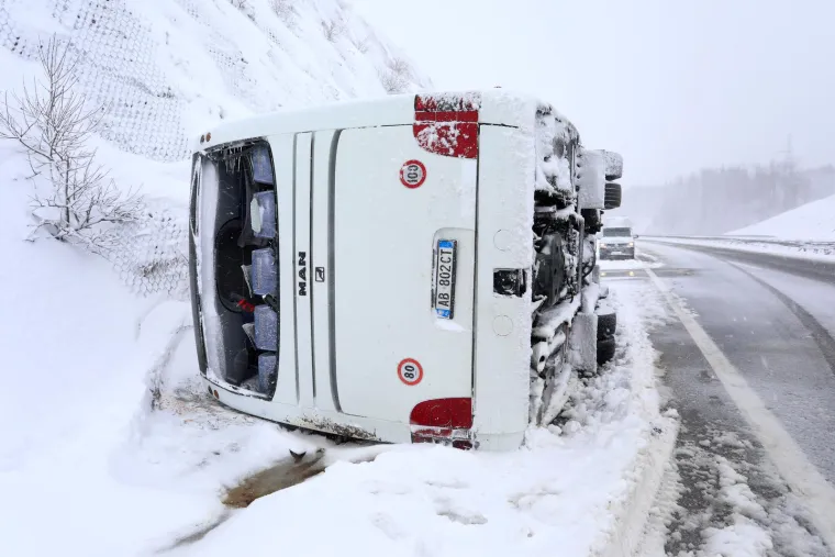 Pojavile se jezive fotografije s mjesta strašne prometne nesreće, autobus je dosta smrskan, a snimljena je i njegova unutrašnjost