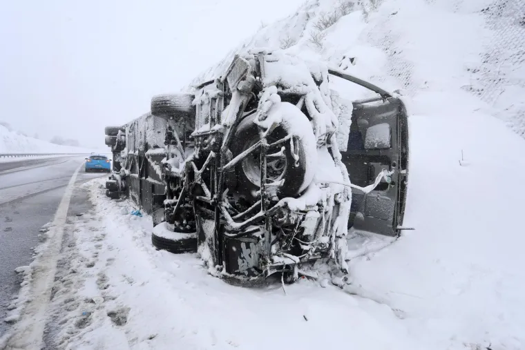 Pojavile se jezive fotografije s mjesta strašne prometne nesreće, autobus je dosta smrskan, a snimljena je i njegova unutrašnjost