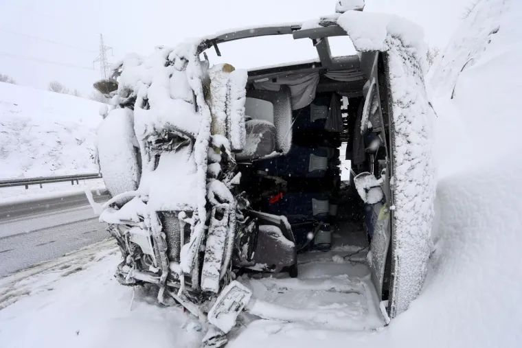 Pojavile se jezive fotografije s mjesta strašne prometne nesreće, autobus je dosta smrskan, a snimljena je i njegova unutrašnjost