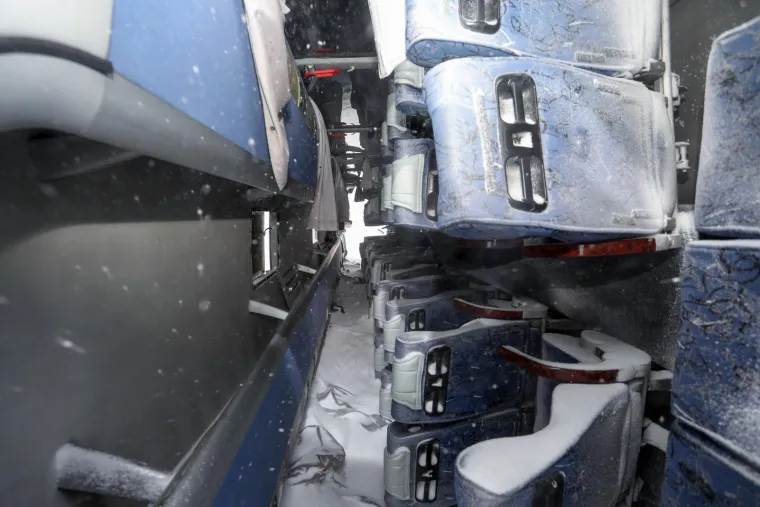 Pojavile se jezive fotografije s mjesta strašne prometne nesreće, autobus je dosta smrskan, a snimljena je i njegova unutrašnjost
