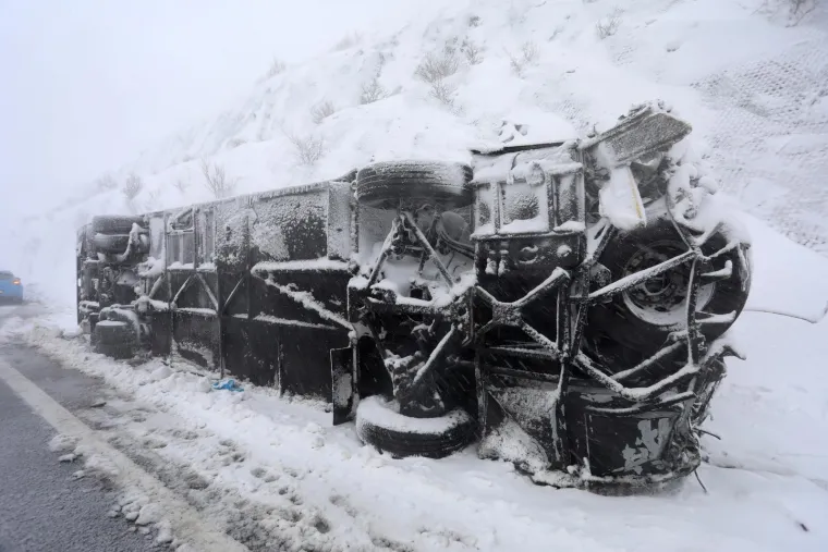 Pojavile se jezive fotografije s mjesta strašne prometne nesreće, autobus je dosta smrskan, a snimljena je i njegova unutrašnjost
