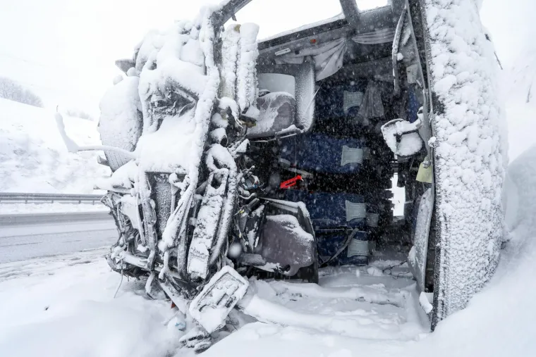 Pojavile se jezive fotografije s mjesta strašne prometne nesreće, autobus je dosta smrskan, a snimljena je i njegova unutrašnjost