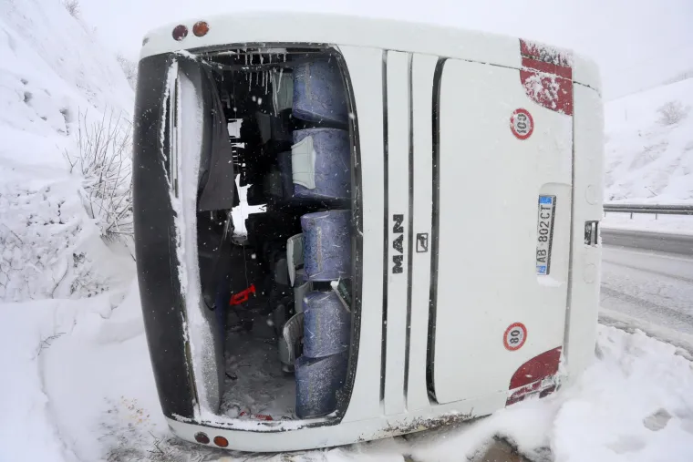 Pojavile se jezive fotografije s mjesta strašne prometne nesreće, autobus je dosta smrskan, a snimljena je i njegova unutrašnjost