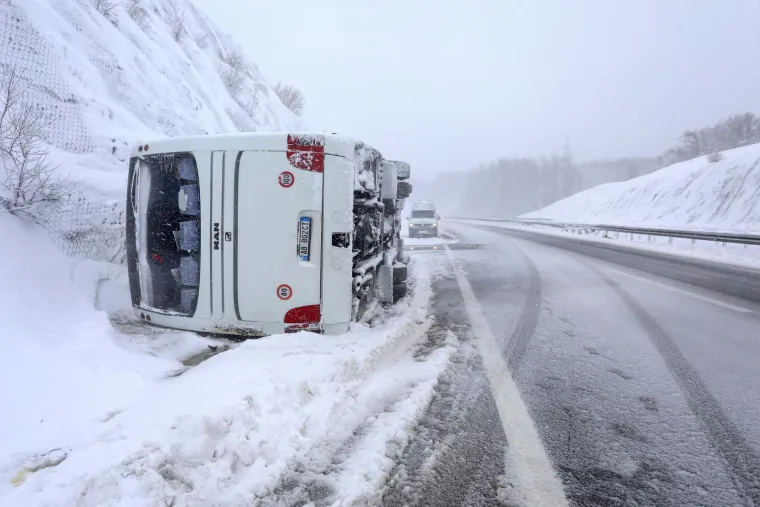 Pojavile se jezive fotografije s mjesta stra&scaron;ne prometne nesreće, autobus je dosta smrskan, a snimljena je i njegova unutra&scaron;njost