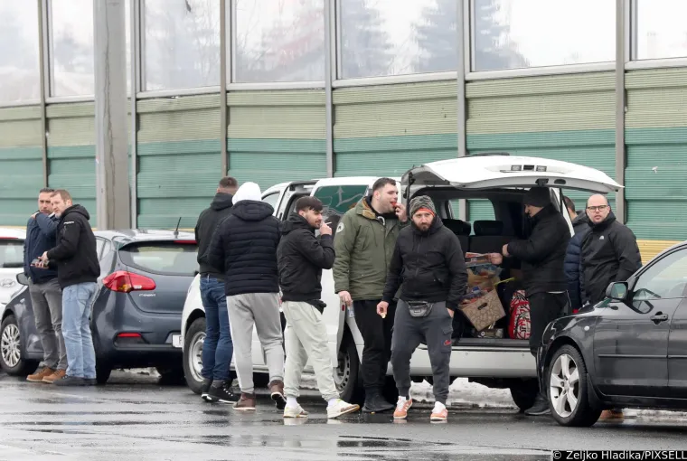 Interventna policija na Lučkom dočekala Torcidu: U pratnji će krenuti prema Maksimiru