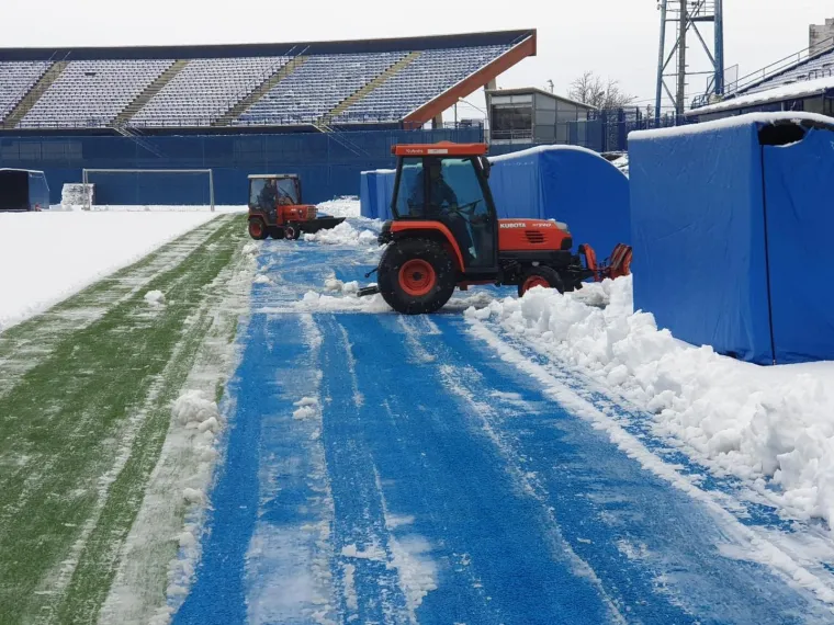 Dinamovi zaposlenici čiste snijeg od jutra: Maksimirski travnjak i tribine bit će spremni za derbi