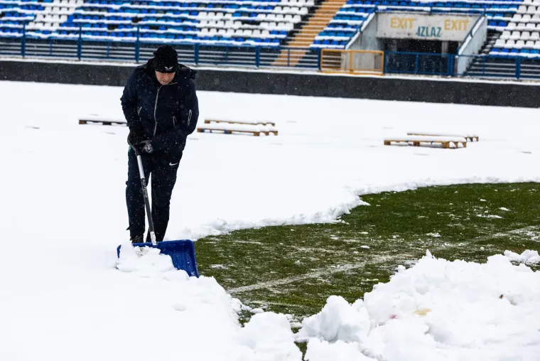 Snijeg zatrpao Gradski vrt, NK Osijek pozvao navijače u pomoć