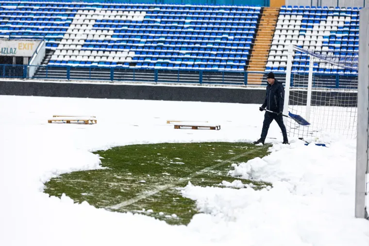 Snijeg zatrpao Gradski vrt, NK Osijek pozvao navijače u pomoć