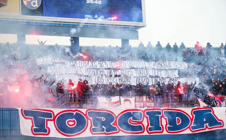 Pogledajte atmosferu na snježnom derbiju Dinama i Hajduka: 'Kaj sad?'