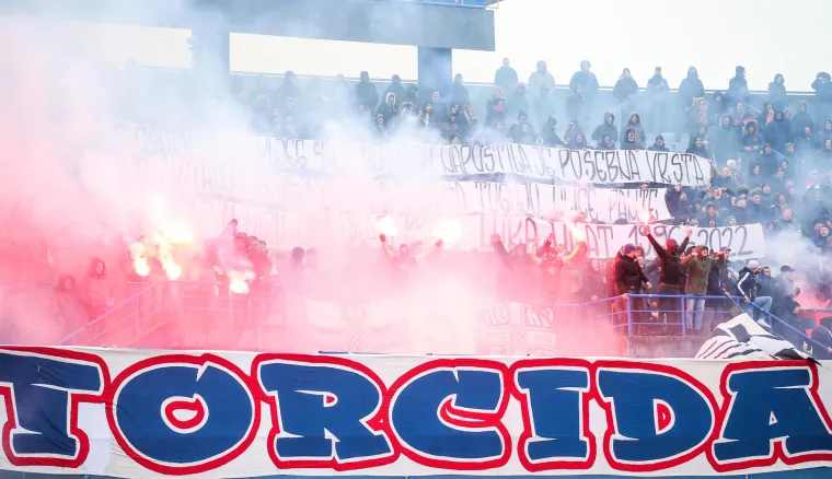 Pogledajte atmosferu na snježnom derbiju Dinama i Hajduka: 'Kaj sad?'