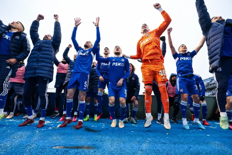 Nakon &scaron;to je Dinamo u velikom derbiju s 4-0 pobijedio Hajduk, činilo se da je prvenstvo odlučeno, no Plavi su u posljednje tri utakmice uzeli samo bod. Na njihovu sreću to Bijeli nisu ba&scaron; iskoristili jer su u međuvremenu izgubili od Lokomotive na Poljudu 4-3. 