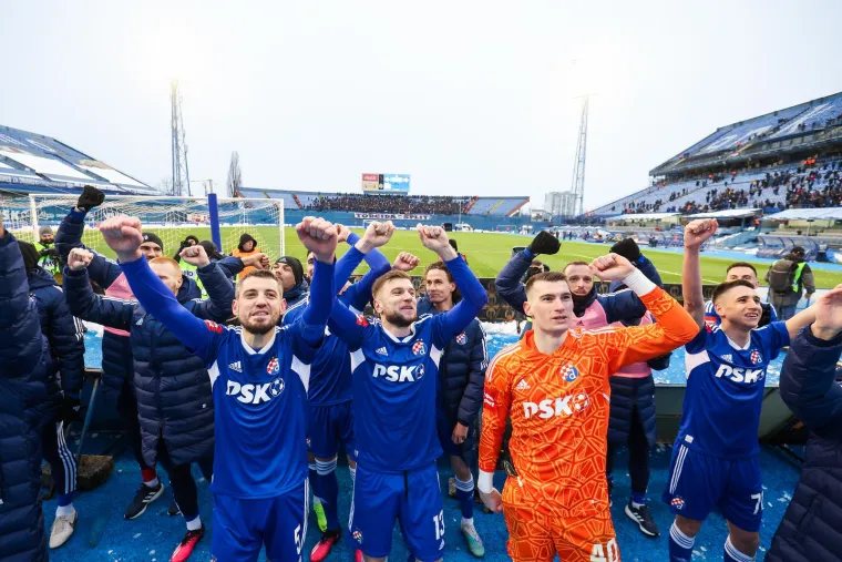 Nakon debakla na Maksimiru Torcida pjevala neočekivanu pjesmu igračima Hajduka