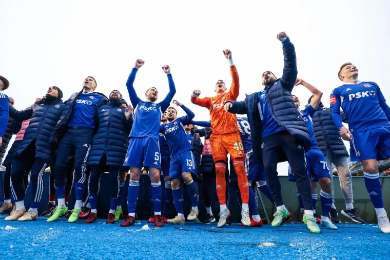 GALERIJA Dinamovci s navijačima proslavili pobjedu na originalan način: Jedan uzeo kameru u ruke