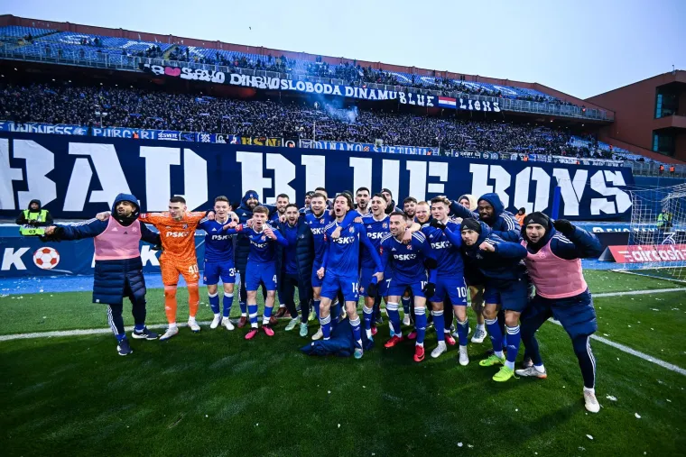 GALERIJA Dinamovci s navijačima proslavili pobjedu na originalan način: Jedan uzeo kameru u ruke