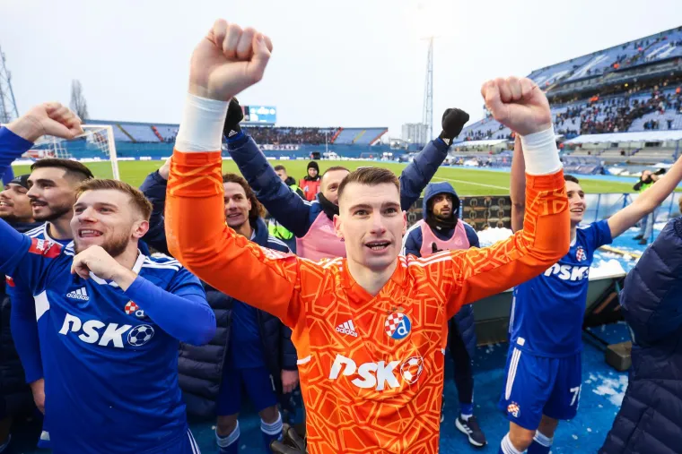 GALERIJA Dinamovci s navijačima proslavili pobjedu na originalan način: Jedan uzeo kameru u ruke