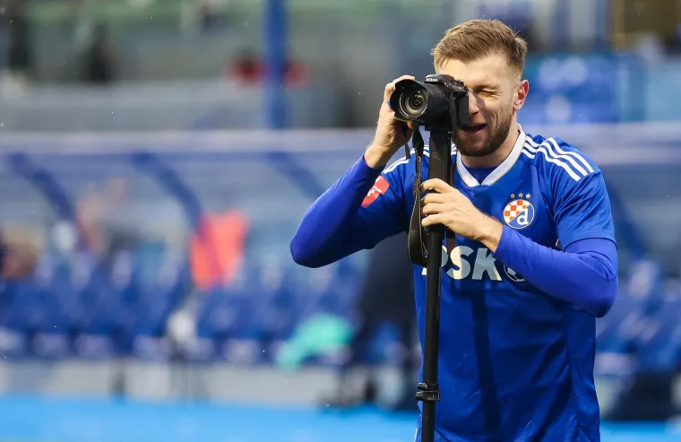 GALERIJA Dinamovci s navijačima proslavili pobjedu na originalan način: Jedan uzeo kameru u ruke