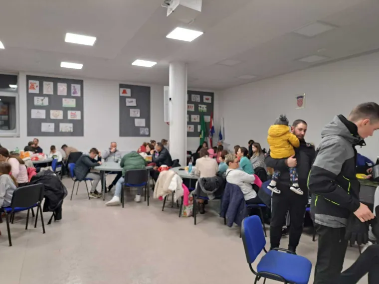 Ovako izgleda prihvatni centar u Gračacu. Ljudi su ga već napunili