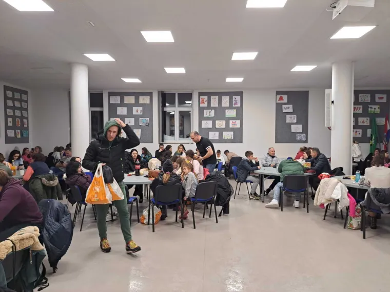 Ovako izgleda prihvatni centar u Gračacu. Ljudi su ga već napunili