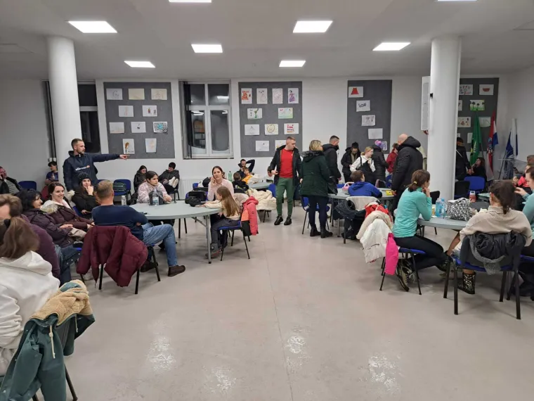 Ovako izgleda prihvatni centar u Gračacu. Ljudi su ga već napunili