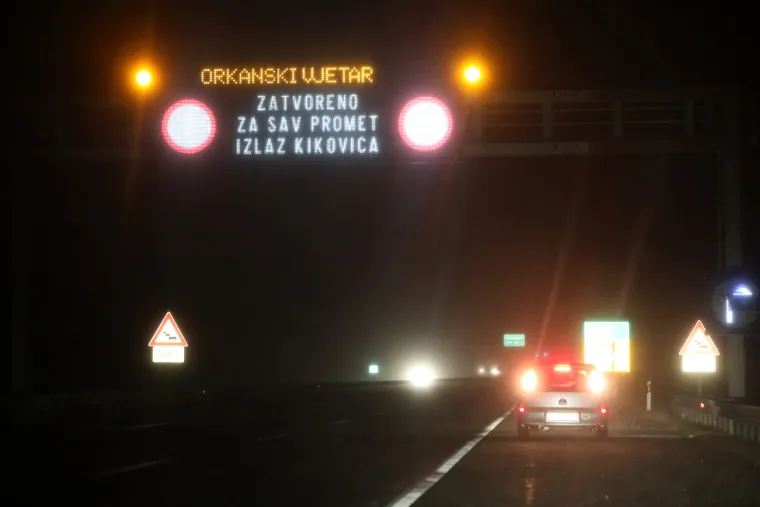 Dalmacija odsječena od ostatka zemlje, u Gospiću 71 cm snijega: Pogledajte kako izgleda kolaps na cestama
