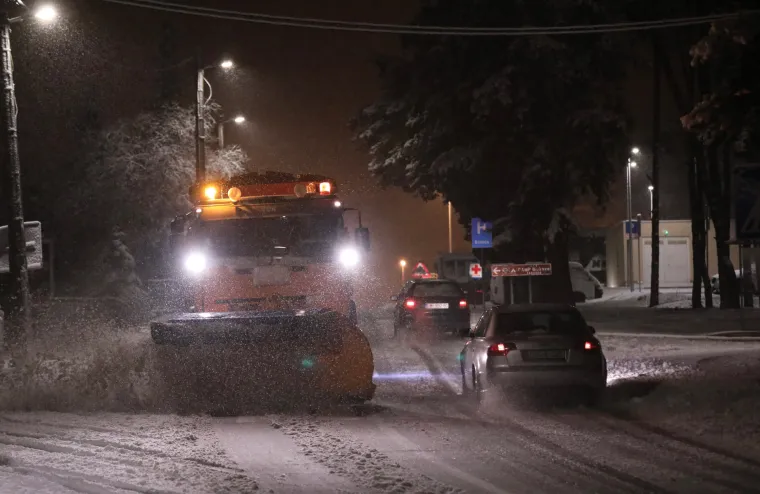 Dalmacija odsječena od ostatka zemlje, u Gospiću 71 cm snijega: Pogledajte kako izgleda kolaps na cestama