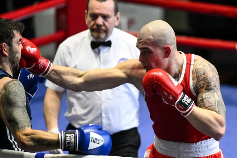 Udri jače, manijače: Žene vole boksače, istinske sportske ratnike; Boksačka romantika na zagrebačkom Velesajmu