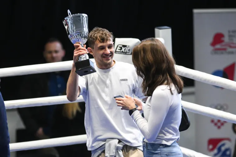 Udri jače, manijače: Žene vole boksače, istinske sportske ratnike; Boksačka romantika na zagrebačkom Velesajmu