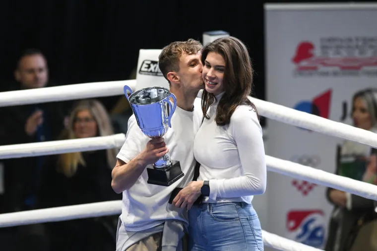 Udri jače, manijače: Žene vole boksače, istinske sportske ratnike; Boksačka romantika na zagrebačkom Velesajmu