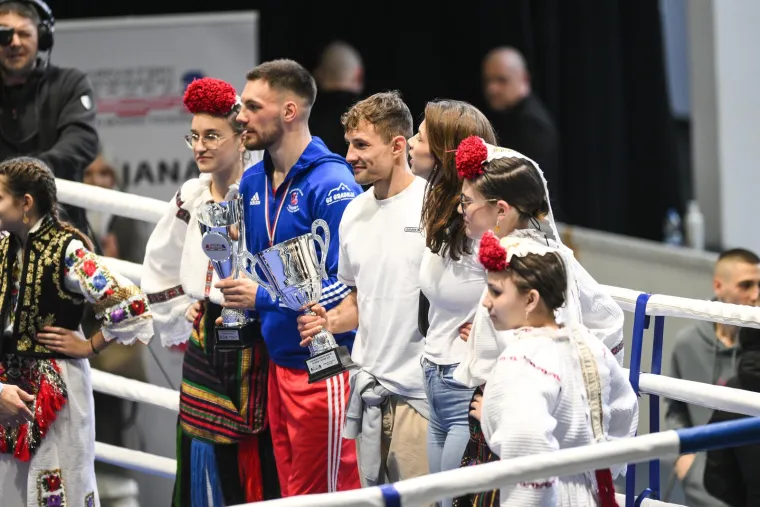 Udri jače, manijače: Žene vole boksače, istinske sportske ratnike; Boksačka romantika na zagrebačkom Velesajmu