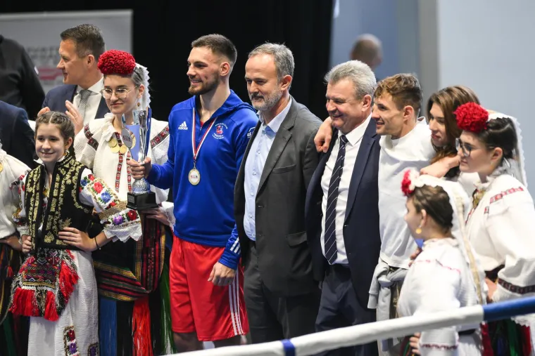 Udri jače, manijače: Žene vole boksače, istinske sportske ratnike; Boksačka romantika na zagrebačkom Velesajmu
