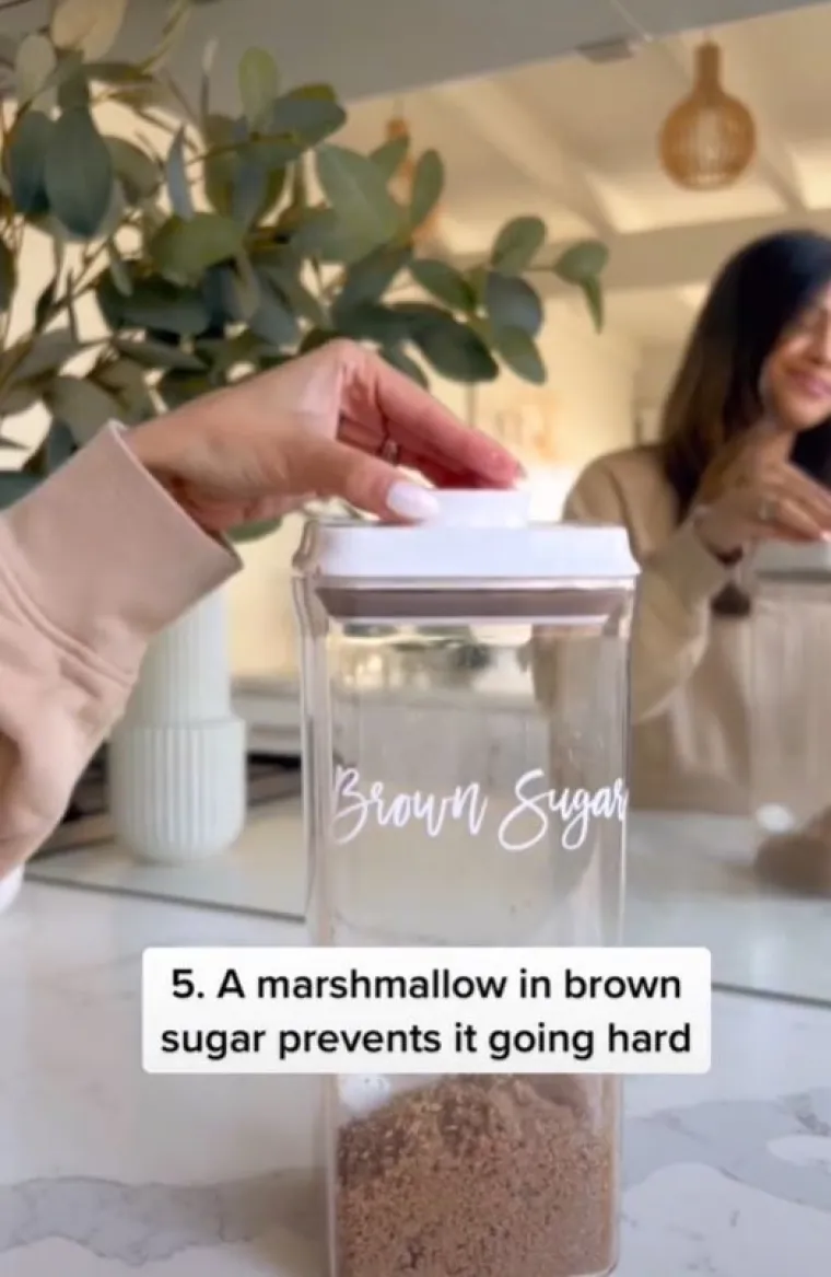 5. Stavite marshmallow u smeđi šećer kako ne bi postao tvrd