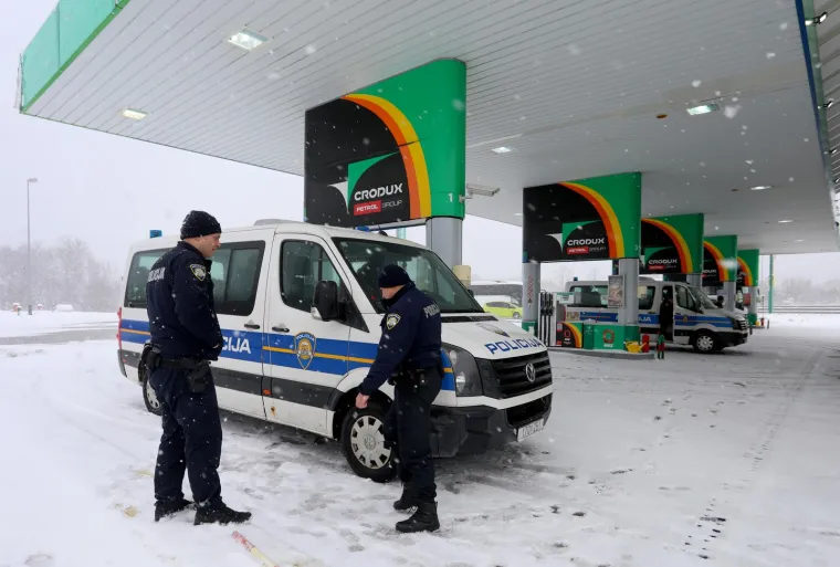 Putnici zbog snijega ostali zaglavljeni na odmorištu Janjče: 'Ne možemo iz ove kože, ali barem se družimo'