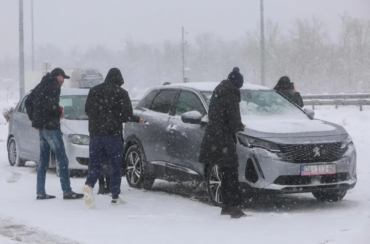 Putnici zbog snijega ostali zaglavljeni na odmorištu Janjče: 'Ne možemo iz ove kože, ali barem se družimo'