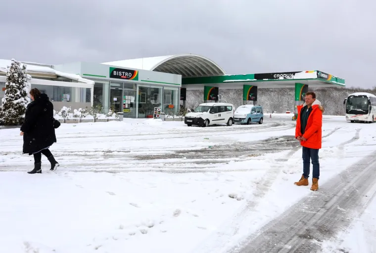 Putnici zbog snijega ostali zaglavljeni na odmori&scaron;tu Janjče: 'Ne možemo iz ove kože, ali barem se družimo'