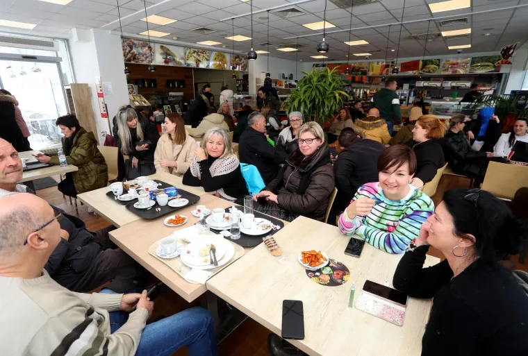 Putnici zbog snijega ostali zaglavljeni na odmori&scaron;tu Janjče: 'Ne možemo iz ove kože, ali barem se družimo'