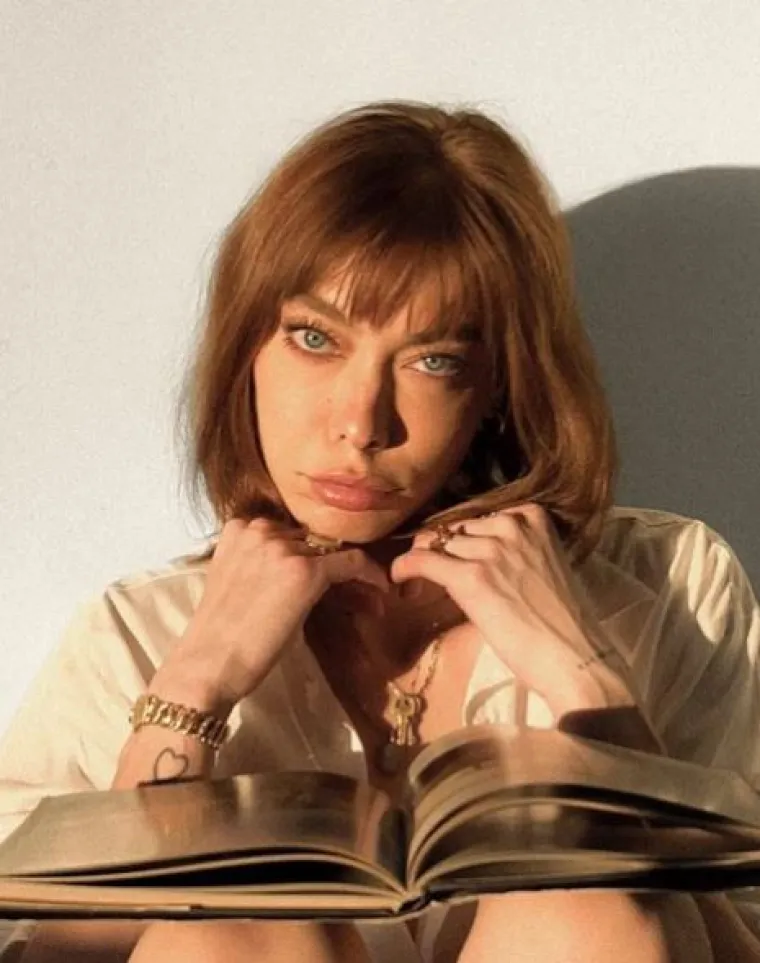 Plaćaju joj da ih ponižava u javnosti, a sada odgovara kritičarima: 'Koja je razlika između toga i para koji se ljubi?'