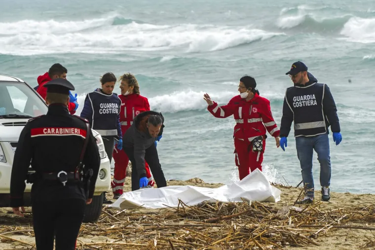 Ovo je sve što je ostalo nakon brodoloma u Italiji: Umrla su 62 migranata, strahuje se da je prava brojka puno veća