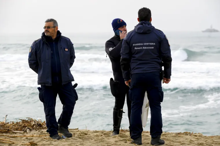 Ovo je sve što je ostalo nakon brodoloma u Italiji: Umrla su 62 migranata, strahuje se da je prava brojka puno veća