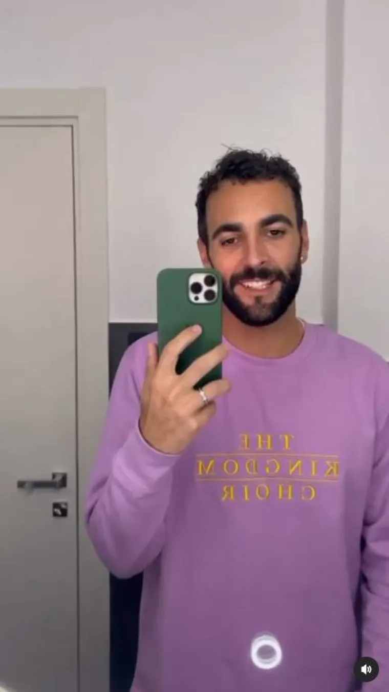 Marco je rođen na Božić u gradiću Ronciglioneu u regiji Lazio. Glazbu je zavolio još od malih nogu te je upisao glazbenu školu. Kad je napunio 19 godina, preselio se u Rim kako bi radio na glazbenoj karijeri, a 2013. godine počeo je živjeti u Milanu. 