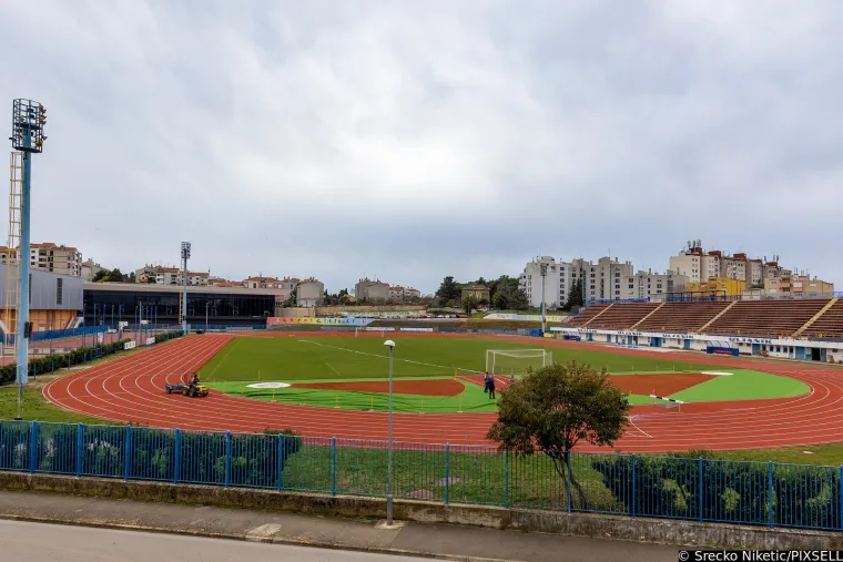 Nevjerojatne scene iz vjetrovite Pule: Olujna bura odnijela travnjak s terena
