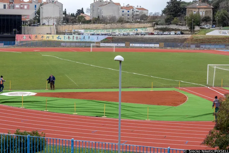 Nevjerojatne scene iz vjetrovite Pule: Olujna bura odnijela travnjak s terena