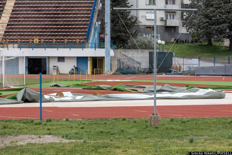 Nevjerojatne scene iz vjetrovite Pule: Olujna bura odnijela travnjak s terena