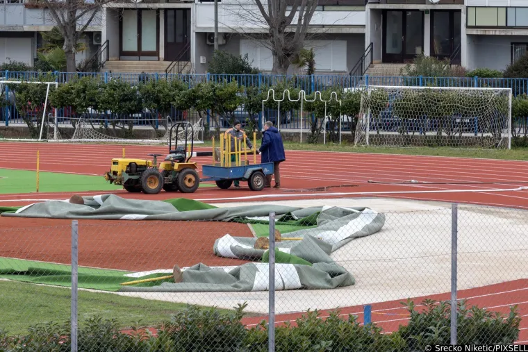 Nevjerojatne scene iz vjetrovite Pule: Olujna bura odnijela travnjak s terena