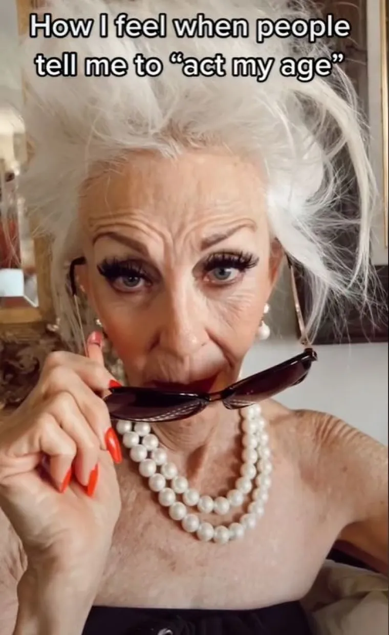 Uz jedan video je napisala: "Kako se osjećam kad mi kažu da se pona&scaron;am sukladno svojim godinama; život je prekratak! Živite onako kako vam odgovara!"