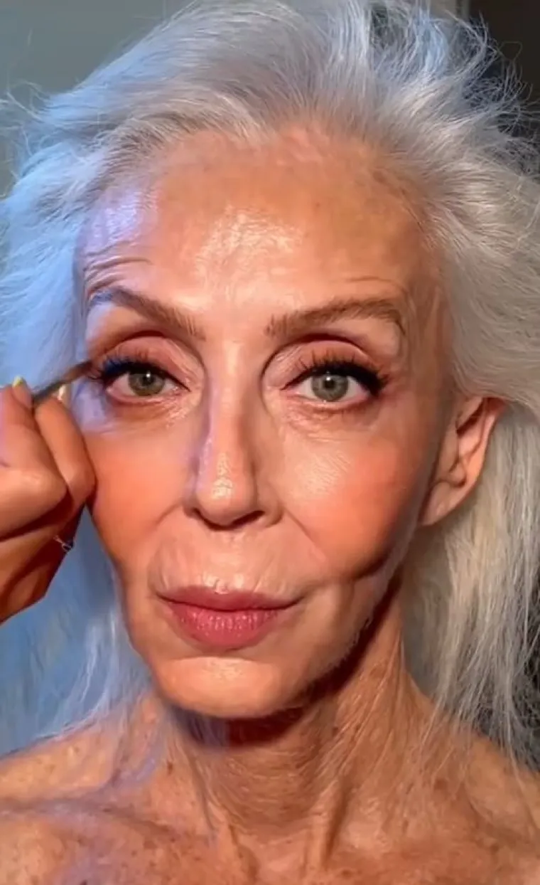 "Smatram se sretnom &scaron;to imam priliku raditi u industriji kojom dominiraju mladi. &Scaron;minkajte se ako želite, radite &scaron;to god kako biste se osjećali dobro", rekla je.