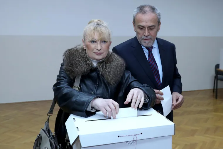 Vesna je za Gloriju 2009. progovorila i o tome kako su se ona i Milan upoznali: &quot;Ja sam završila srednju školu, a on je bio brucoš. Upoznali smo se na plesu u Studentskom centru. Prišao mi je, pitao: Plešete li? I tako je sve počelo. Sjećam se tog dana kao da je bio jučer. Otplesali smo taj ples, pa još jedan, zatim i sljedeći. Kad je plesnjak završio - u to vrijeme to je bilo oko 23 sata, kad se danas tek izlazi van - otpratio me je do kuće. I dogovorili smo sljedeći rendes za nekoliko dana.&quot;