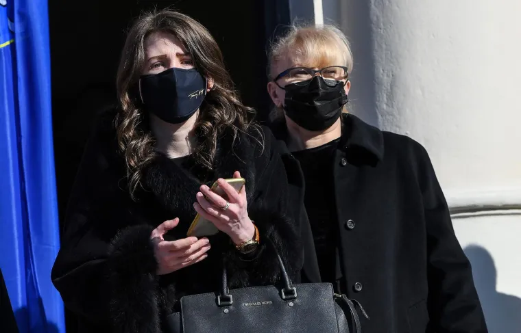 Ništa manje samozatajna od svoje majke nije Vesnina i Milanova kći jedinica Anamarija, a njenu povučenost iz javnosti isticao je i njen otac. &quot;Moju kćer nitko ne može zamijeniti. Moja Ana-Marija živi, vidite da za nju nitko ne zna, znači da je dobra cura. Inače, drugi bi na njenom mjestu prevrnuli Zagreb naopako&quot;, rekao je jednom prilikom. Anamarija se u jednom intervjuu predstavila kao &quot;jednostavna cura iz obične zagrebačke obitelji&quot;.